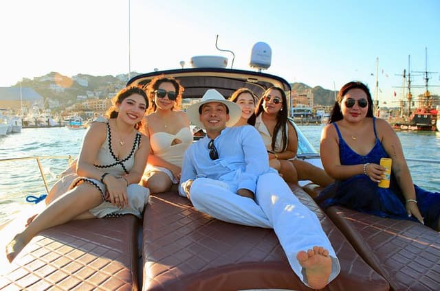 Private Yacht Tour at Sunset in Cabo with Drinks