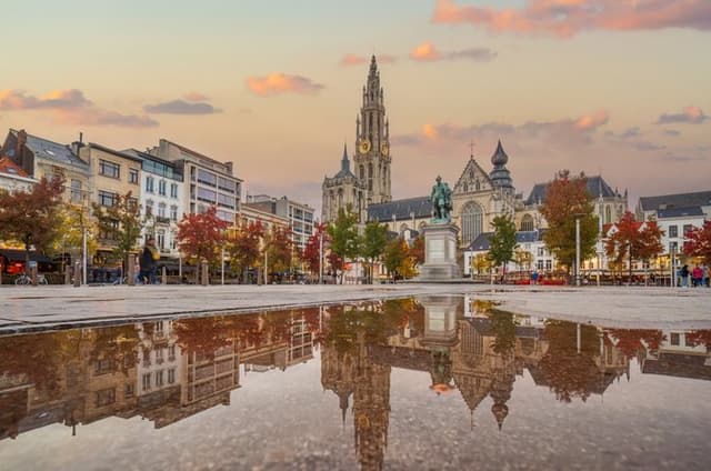 Private Walking Shore Tour: Legends & History of Antwerpen