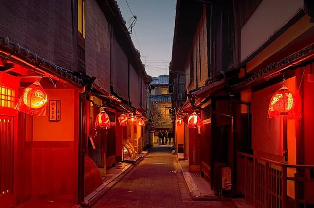 Kyoto Dark History Tour: Samurai, Geisha, Ghosts & Secret Gion