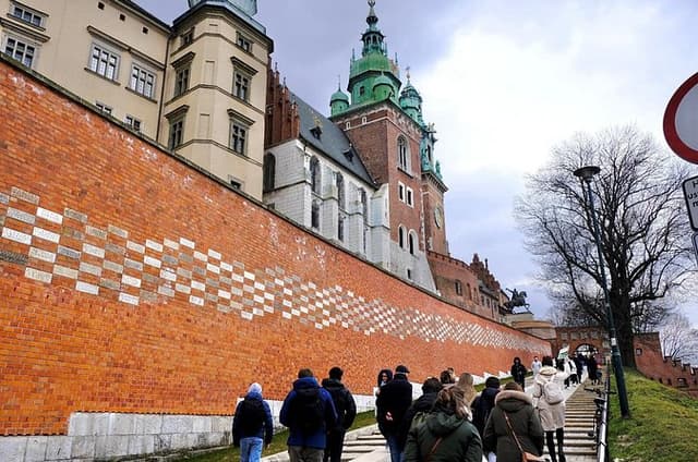 Krakow Old Town & Wawel Walking Tour with Local Tips & Food Spots