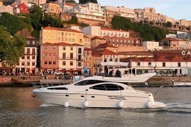 Port : Luxury Yacht Cruise with wine tasting, snacks & 7 bridges
