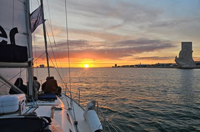 Lisbon: Views of Lisbon relaxing on a Sailboat-Sunset or Day Tour