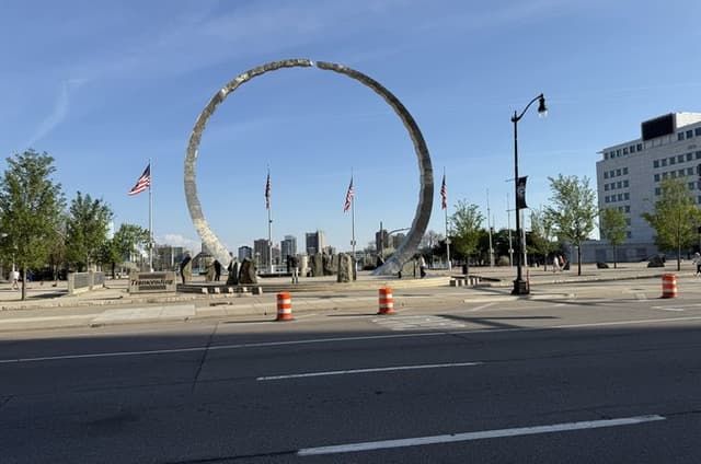 Detroit Downtown: History Walking Tour & Riverfront
