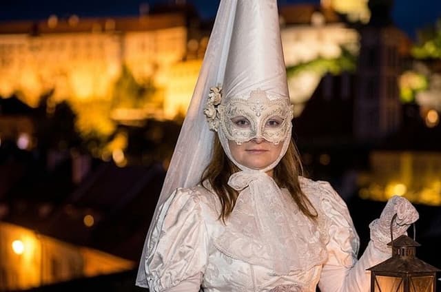 Krumlov Night Tour: The White Lady’s Night Walk