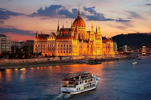 From Vienna: Budapest and Bratislava Guided day tour with cruise
