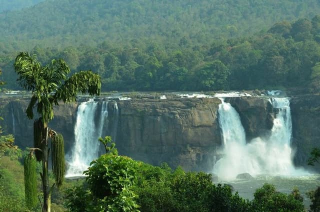 5 Days Luxury Kerala Tour with Houseboat Experience Private Tour