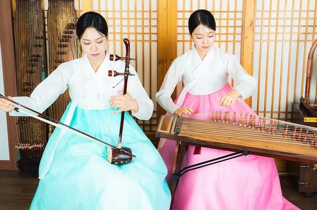 Seoul UNESCO Cultural Heritage Day Tour with Kimchi Making