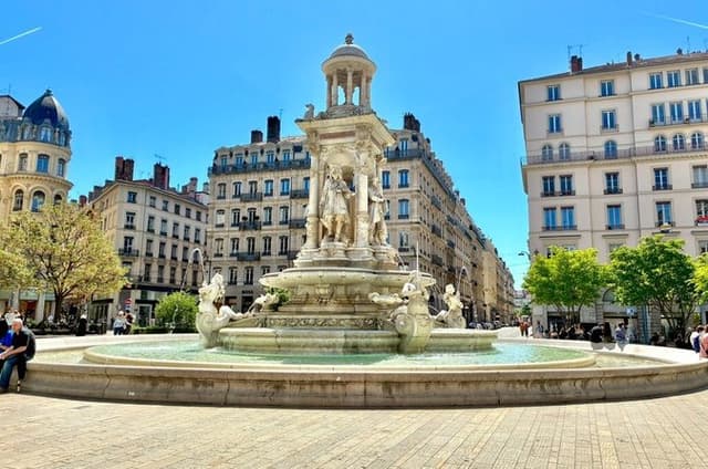 Lyon: Hidden Traboules and Old Town Walking Tour