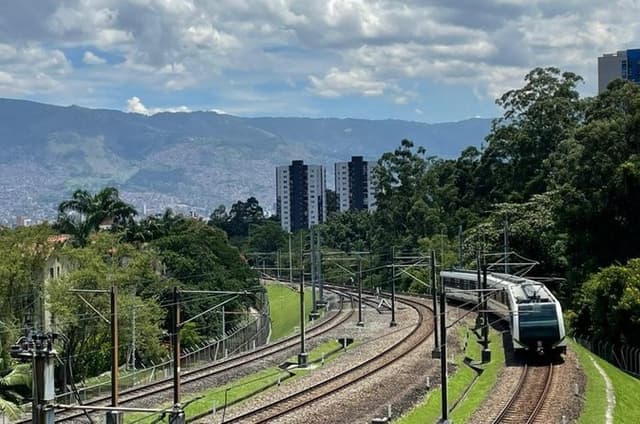 Medellín City Tour: Comuna 13, MetroCable & Downtown Experience