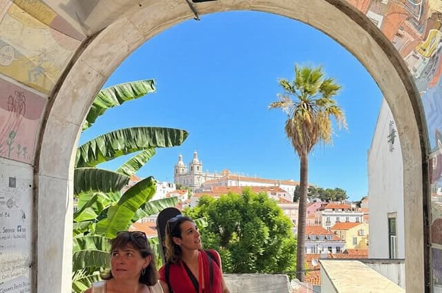 Lisbon Tour: Castle Skip-the-Line + Old Town (& Fado experience)