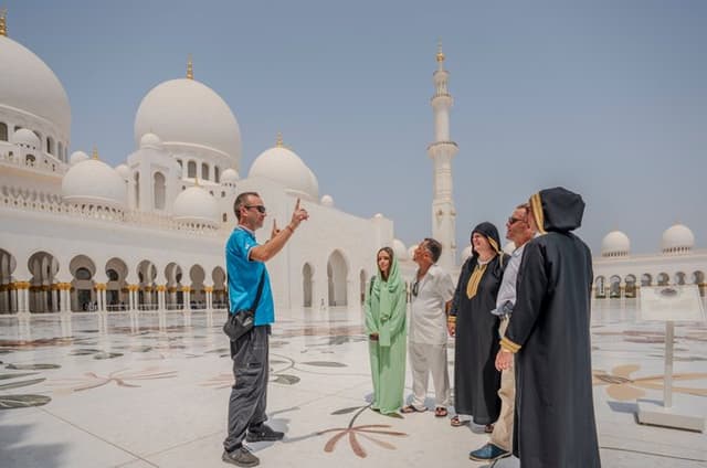 Dubai To Abu Dhabi: Grand Mosque, Royal Palace & Etihad Tower