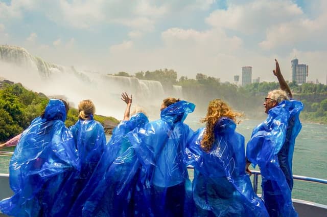 Niagara Falls: Small Group Tour of American & Canadian Sides
