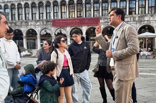 Story of Venice: Private Tailor-Made Walking Tour & Pickup