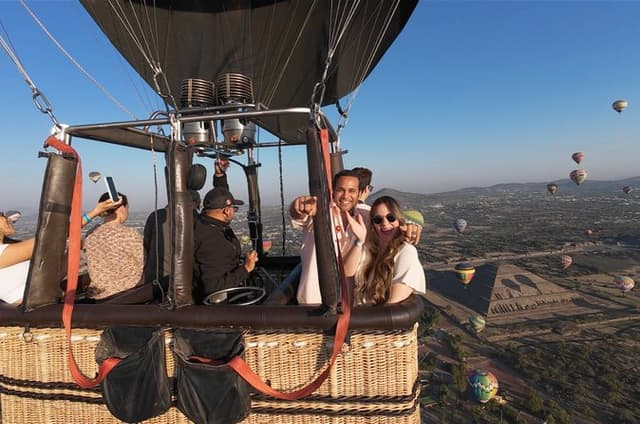 Balloon flight with breakfast in Cave and Pyramids tour from CDMX