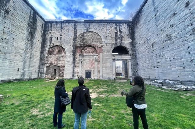 Istanbul Revealed: Historic Pathways & Bosphorus Serenity