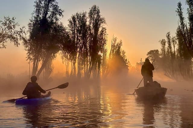 Kayak at sunrise in Xochimilco: agroecological experience