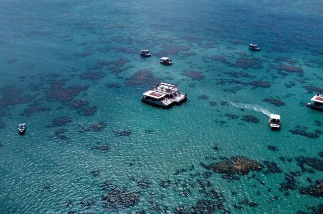 Diving in the crystal clear waters in the Parrachos of Maracajaú