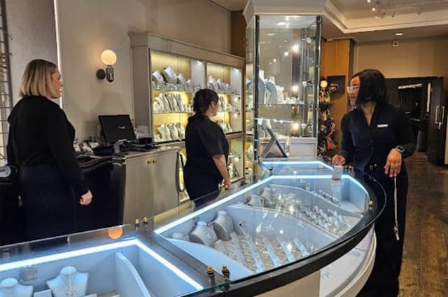 Cape Town Retail and Diamond Workshop Private Tour with Pickup