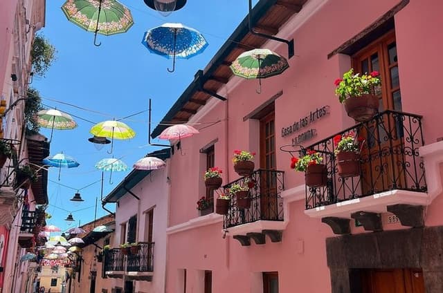 Quito Old Town Free Walking tour Small group Cacao Taste included
