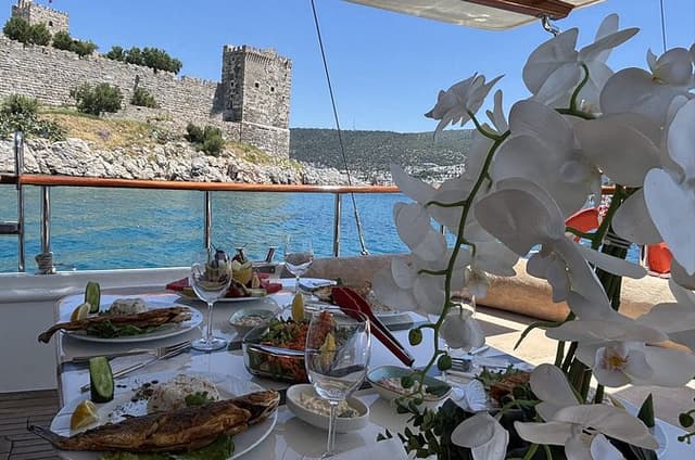 Private Boat Tour in Bodrum – 6 Hours with Lunch & Swimming Break