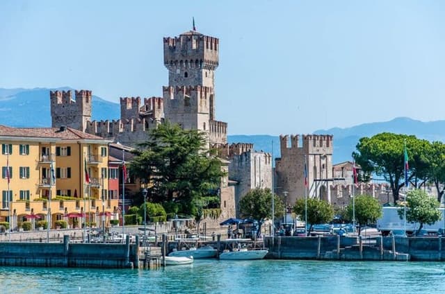 From Peschiera : Boat cruise to Sirmione
