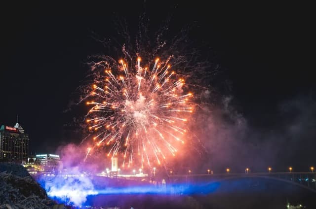 Niagara Falls Night Walking Tour with Fireworks