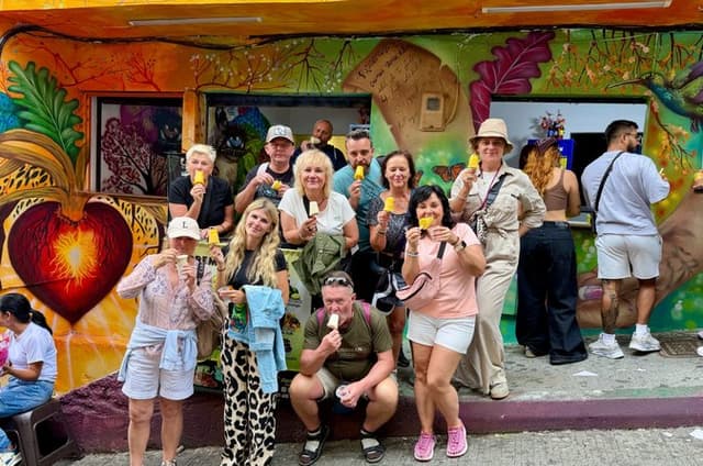 Private Tour of Commune 13 in Medellin with Metrocable + Fruit