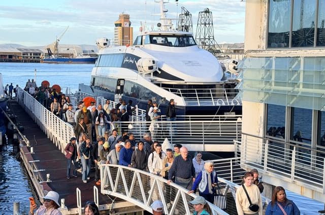 Cape Town Tour with Table Mountain Aquarium and Robben Island