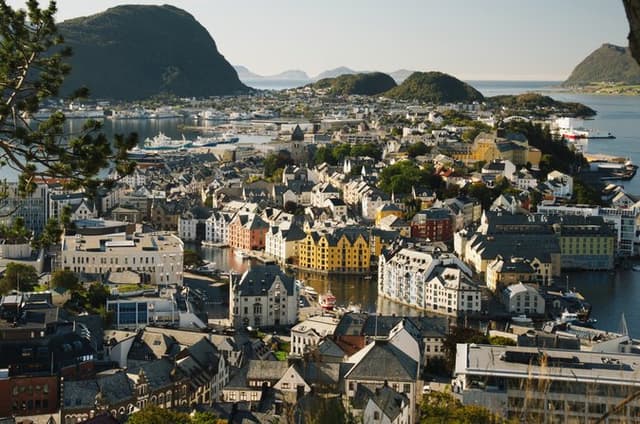 Small-Group Walk in Ålesund: Art Nouveau & Insider Tips