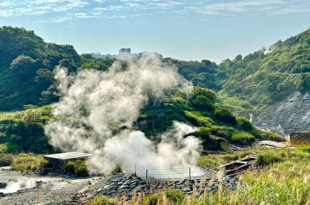 Yangmingshan and Beitou: Nature and Hot Spring Tour