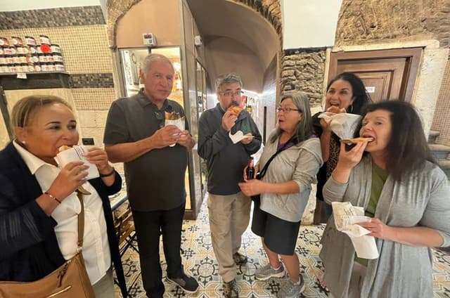 Rome: Lip Smacking 4 hours Foodie Tours in golf cart