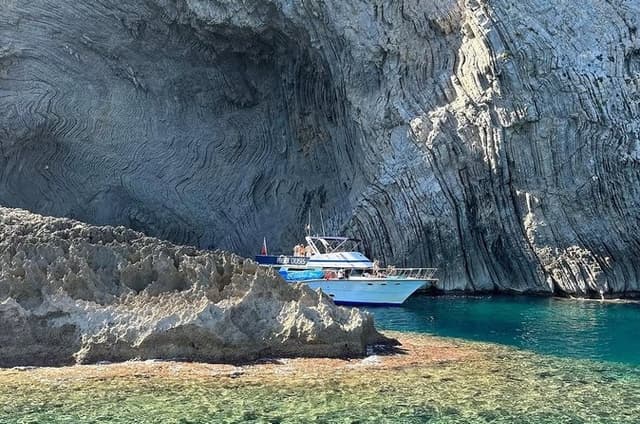 Small-Group Boat Experience to Coll Baix with Drinks, Tapas & SUP