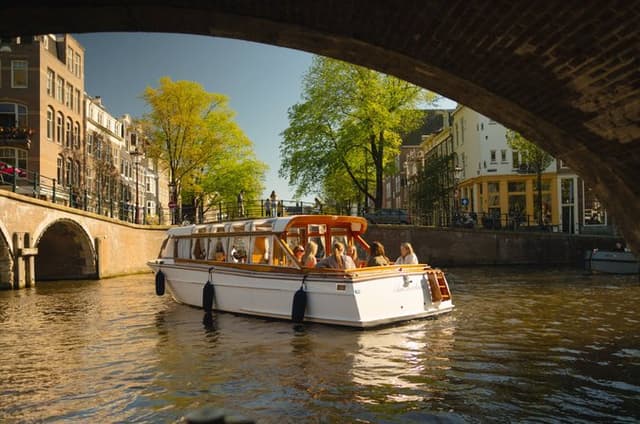 Amsterdam: Experience the All inclusive Saloon boat cruise