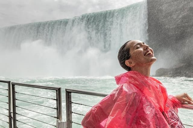 Day-Trip from Toronto to Niagara Falls with skip-the-line boat