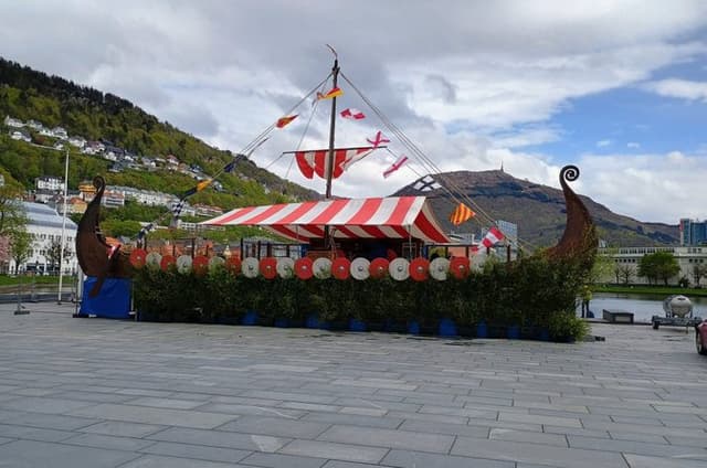 Walking tour: Medieval Spirit of Bergen + sweet Arctic gifts