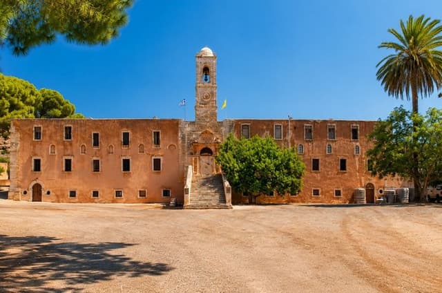 Chania Highlight Tour: Old Town, Monastery Wine Tasting & Beach