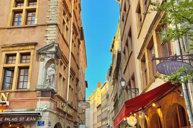 Lyon: Private Pastry Tour Through Old Town and Traboules
