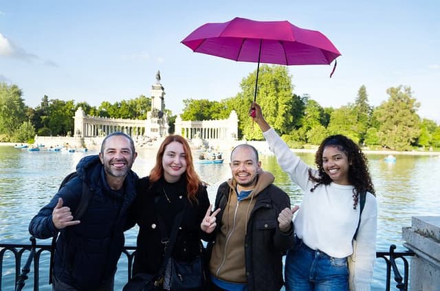 Madrid: Retiro park Secrets, Legends & Palaces Small Group Tour