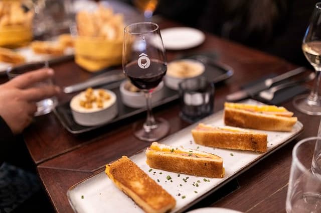 2 Hour Paris Centre Food Tour with 4 Tastings & Fine Wine