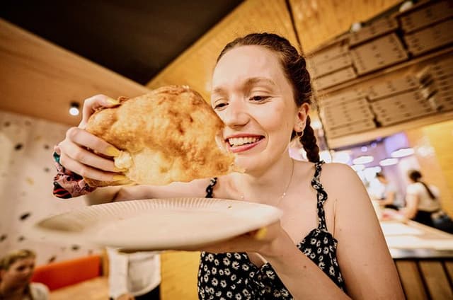 Central Budapest: Small Group Walking Food Tour with Drinks