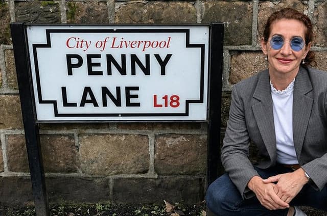 Private Liverpool Beatles Taxi Tour Cavern Finale