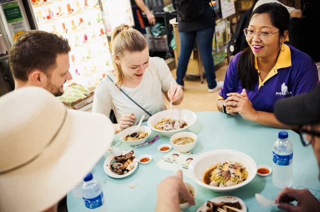 Small Group: Michelin and Local Hawker Food Tour with 9 tastings