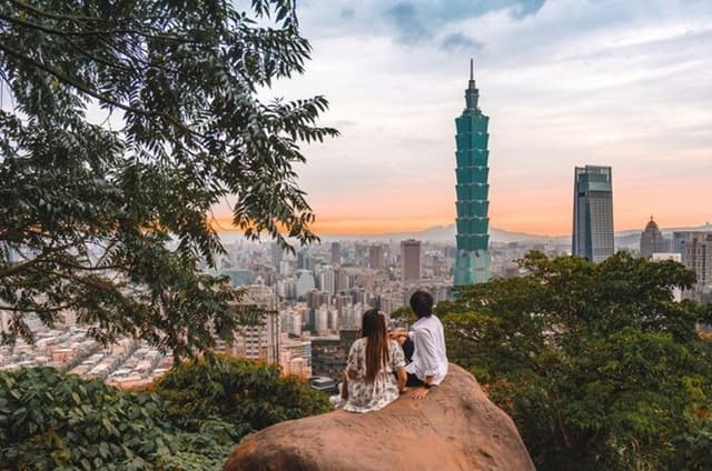 Xiangshan Trail Escape: Skyline Views & Relaxation Experience