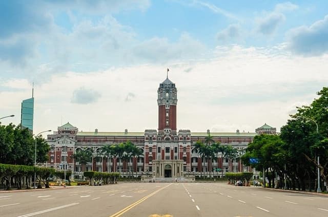 Discover Taipei’s Heritage, Hidden Gardens & Traditional Market