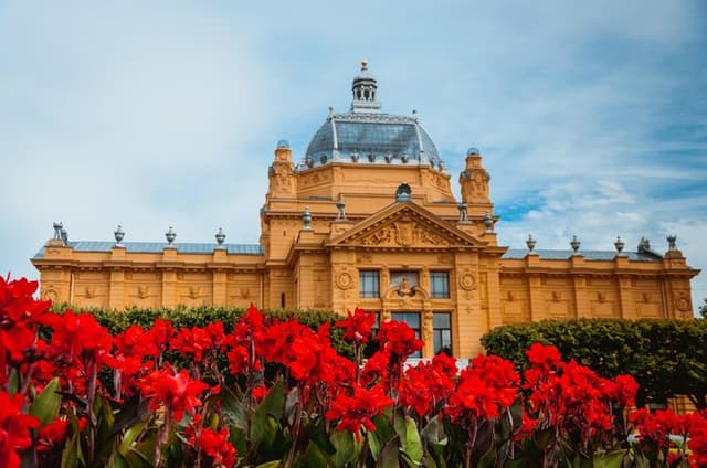 ZAGREB TOUR: History, Heritage, and Heavenly Liqueurs