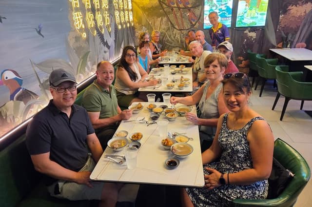 Small Group: Singapore Street Food & Night Tour with 9 tastings