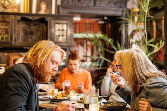 Dublin Traditional Irish 3 Course Meal Walking Tour with Local
