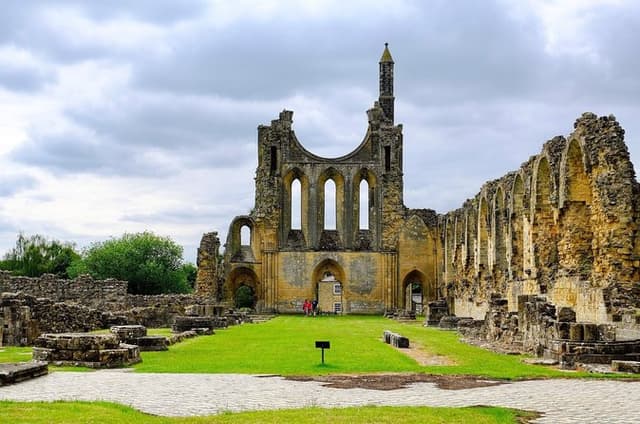 Abbeys Ruins & Reformation : Byland, Rievaulx & lunch in Helmsley