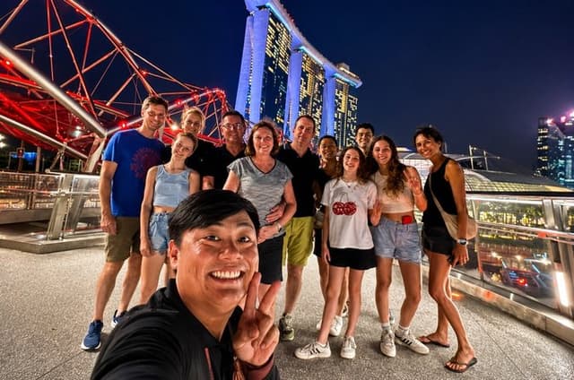 Singapore Marina Bay Night Walking Tour with Light Shows