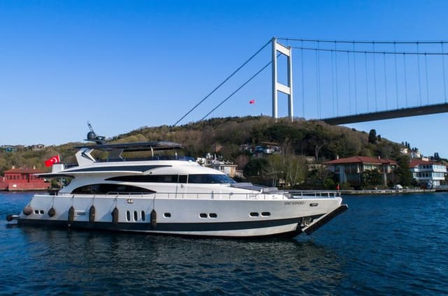 Luxury Bosphorus Yacht Tour – Asian Side Stop & Exploration